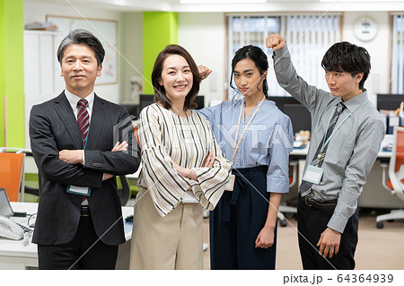 オフィスで前に立つ上司と後ろでふざける新入社員 64364939