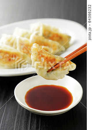焼き餃子 64366232