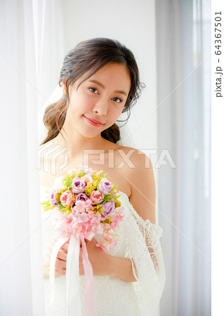 女性 花嫁 結婚 ウェディング 花束 夢 ジューンブライドの写真素材