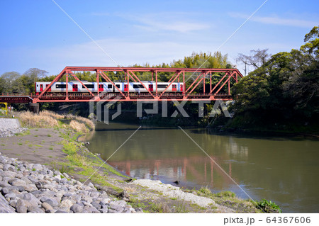 豊肥本線　第二白川橋梁を走行する815系、普通列車 64367606