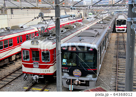 神戸電鉄 6000系と1370系 正面アップ 鈴蘭台車両工場にて アップ 神戸電鉄 6000系と1370系 正面アップ 鈴蘭台車両工場にて アップ 64368012