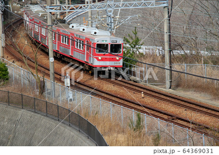 菊水山トンネルに向かって快走する神戸電鉄3000系3017編成車両 菊水山トンネルに向かって快走する神戸電鉄3000系3017編成車両 64369031