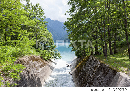 エメラルドグリーンの秘境 64369239