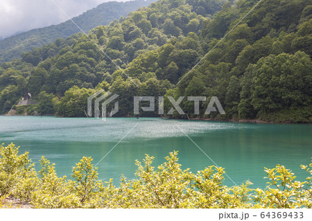 エメラルドグリーンの秘境 64369433