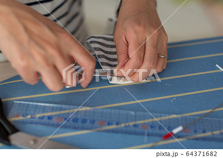 マスクを作る女性　ハンドメイド　手作り 64371682