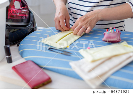 マスクを作る女性　ハンドメイド　手作り 64371925