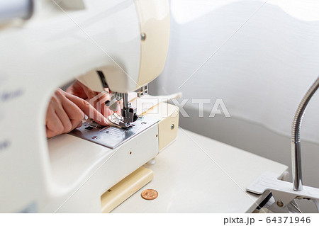 マスクを作る女性 ハンドメイド 手作り マスクを作る女性 ハンドメイド 手作り 64371946