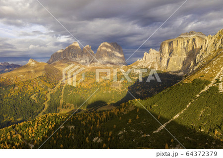 Beautiful landscape of mountains during autumn 64372379