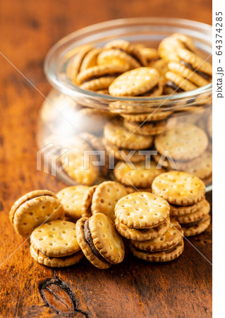 Mini cream sandwich cookies. Mini cream sandwich cookies. 64374285