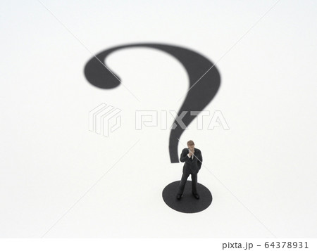 クエスチョンマークとビジネスマン。疑問のイメージ化 クエスチョンマークとビジネスマン。疑問のイメージ化 64378931