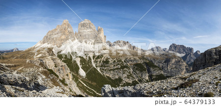 Beautiful landscape of mountains during autumn 64379133