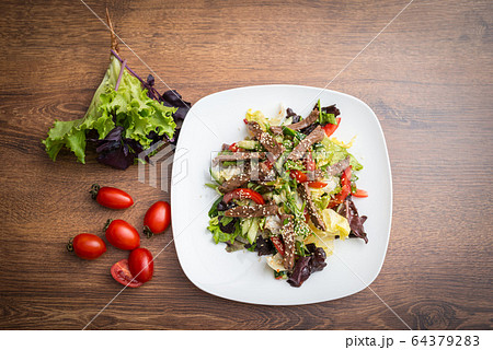 esh salad with grilled beef  64379283