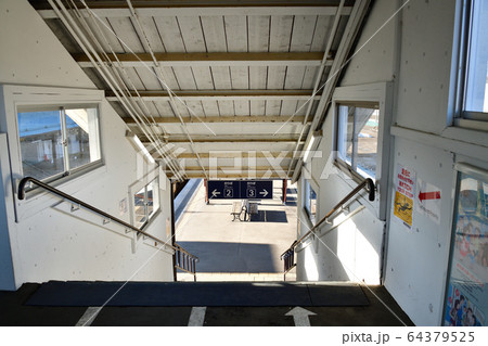 春の北海道倶知安町JR倶知安駅の朝の風景を撮影 64379525
