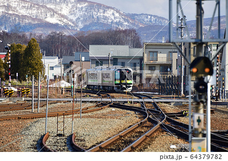 春の北海道倶知安町JR倶知安駅を発着する普通列車の風景を撮影 64379782