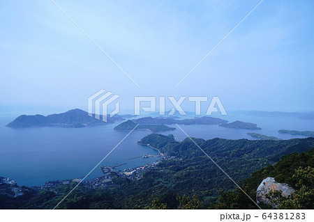 龍ヶ岳山頂から見た朝靄に浮かぶ天草の島々 64381283