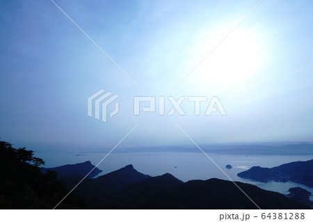 龍ヶ岳山頂から見た朝靄に浮かぶ天草の島々 龍ヶ岳山頂から見た朝靄に浮かぶ天草の島々 64381288