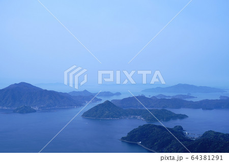 龍ヶ岳山頂から見た朝靄に浮かぶ天草の島々 64381291