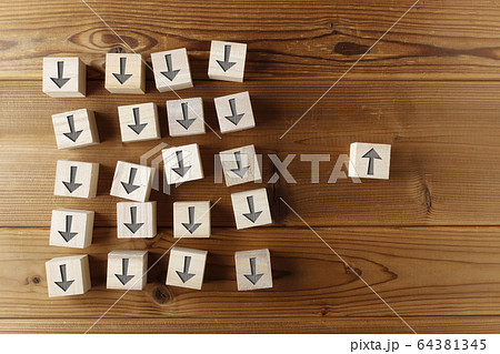 逆方向の矢印 64381345