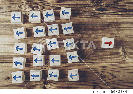 逆方向の矢印 64381346