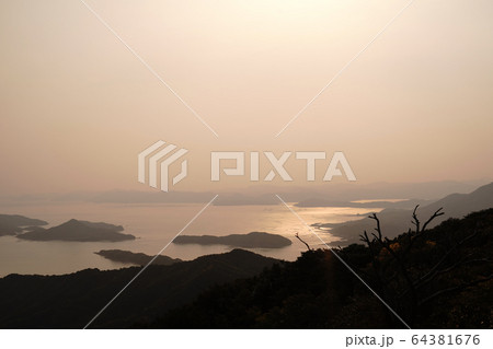 龍ヶ岳山頂から見た夕やけに浮かぶ天草の島々 64381676