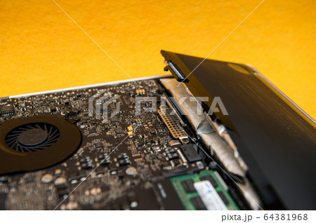 ノートパソコン　バッテリー　膨張　修理　交換　精密機器　電子機器　リチウムイオン電池　充電池　危険 64381968