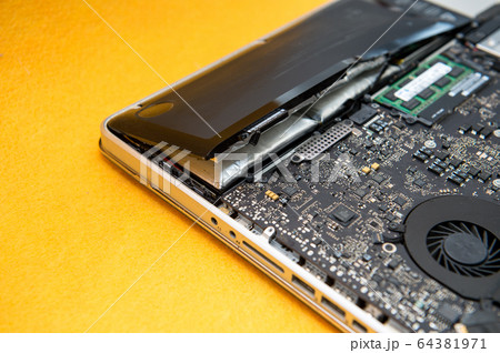 ノートパソコン　バッテリー　膨張　修理　交換　精密機器　電子機器　リチウムイオン電池　充電池　危険 64381971