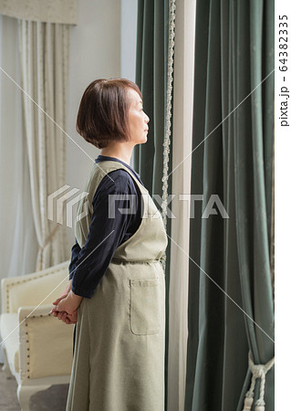 換気 　窓　カーテン 64382335