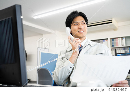 ビジネスマン オフィス 作業着 パソコン ビジネスイメージ 64382467