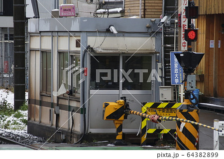 冬の埼京線　十条駅（埼京線十条道踏切） 64382899