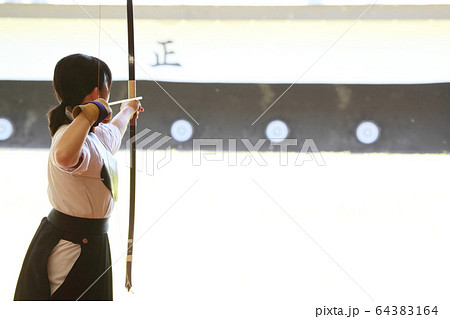 的を狙う若い女性 的を狙う若い女性 64383164