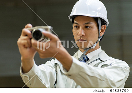 ビジネスマン 建設業 作業員 ビジネスイメージ 64383790