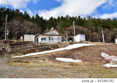 春の北海道仁木町JR銀山駅の風景を撮影 64384192
