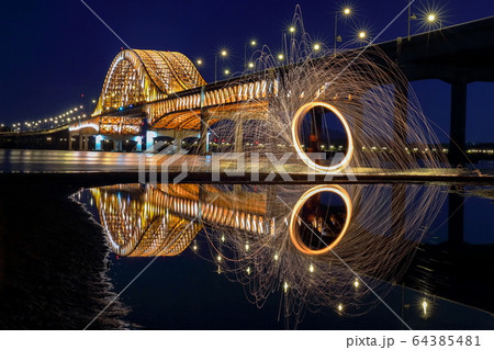 光 反射 反影 64385481