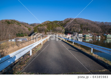 円良田湖　堤防　埼玉県寄居町　 64385983