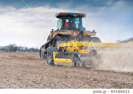 tractor working 64386033