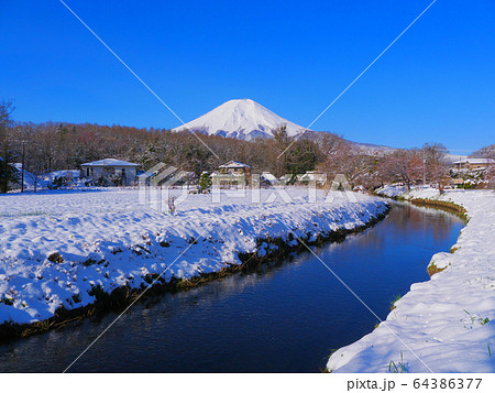 忍野村新名庄川からの雪景色の富士山 64386377