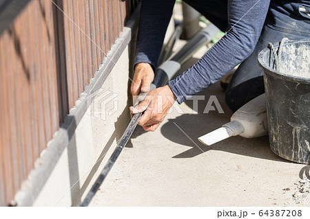 水道管に配管カバーを取り付ける配管工 64387208