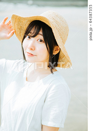 麦わら帽子をかぶる女性 の写真素材