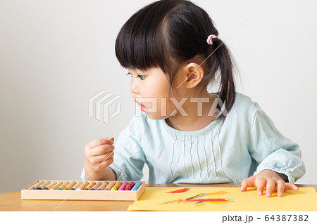子供 お絵かき 子供 お絵かき 64387382