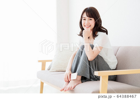 女性 スマホ ライフスタイル カジュアル 女性 スマホ ライフスタイル カジュアル 64388467