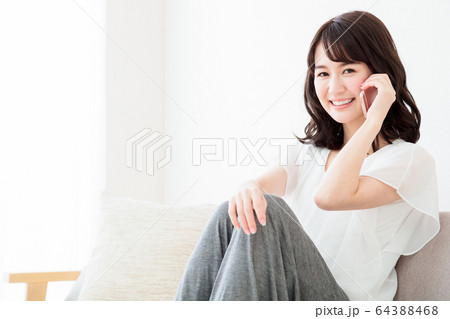 女性 スマホ ライフスタイル カジュアル 女性 スマホ ライフスタイル カジュアル 64388468