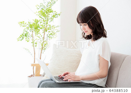 女性　パソコン　オンラインショッピング　ライフスタイル　カジュアル 64388510