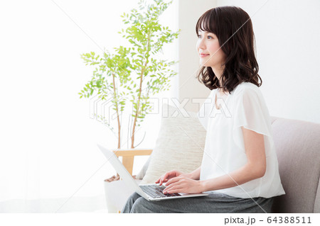 女性 パソコン オンラインショッピング ライフスタイル カジュアル 女性 パソコン オンラインショッピング ライフスタイル カジュアル 64388511