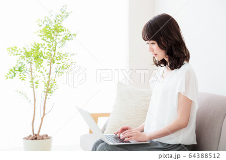 女性　パソコン　オンラインショッピング　ライフスタイル　カジュアル 64388512