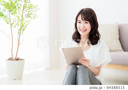女性 ライフスタイル カジュアル タブレット 女性 ライフスタイル カジュアル タブレット 64388515