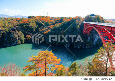 恵那峡と恵那峡大橋（秋） 64389532