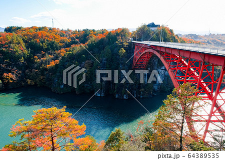 恵那峡と恵那峡大橋（秋） 64389535