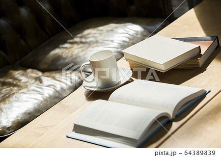カフェ コーヒー 読書 イメージ カフェ コーヒー 読書 イメージ 64389839