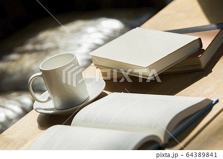 カフェ　コーヒー　読書　イメージ 64389841