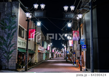 飯能市 夜の飯能銀座商店街 64390424